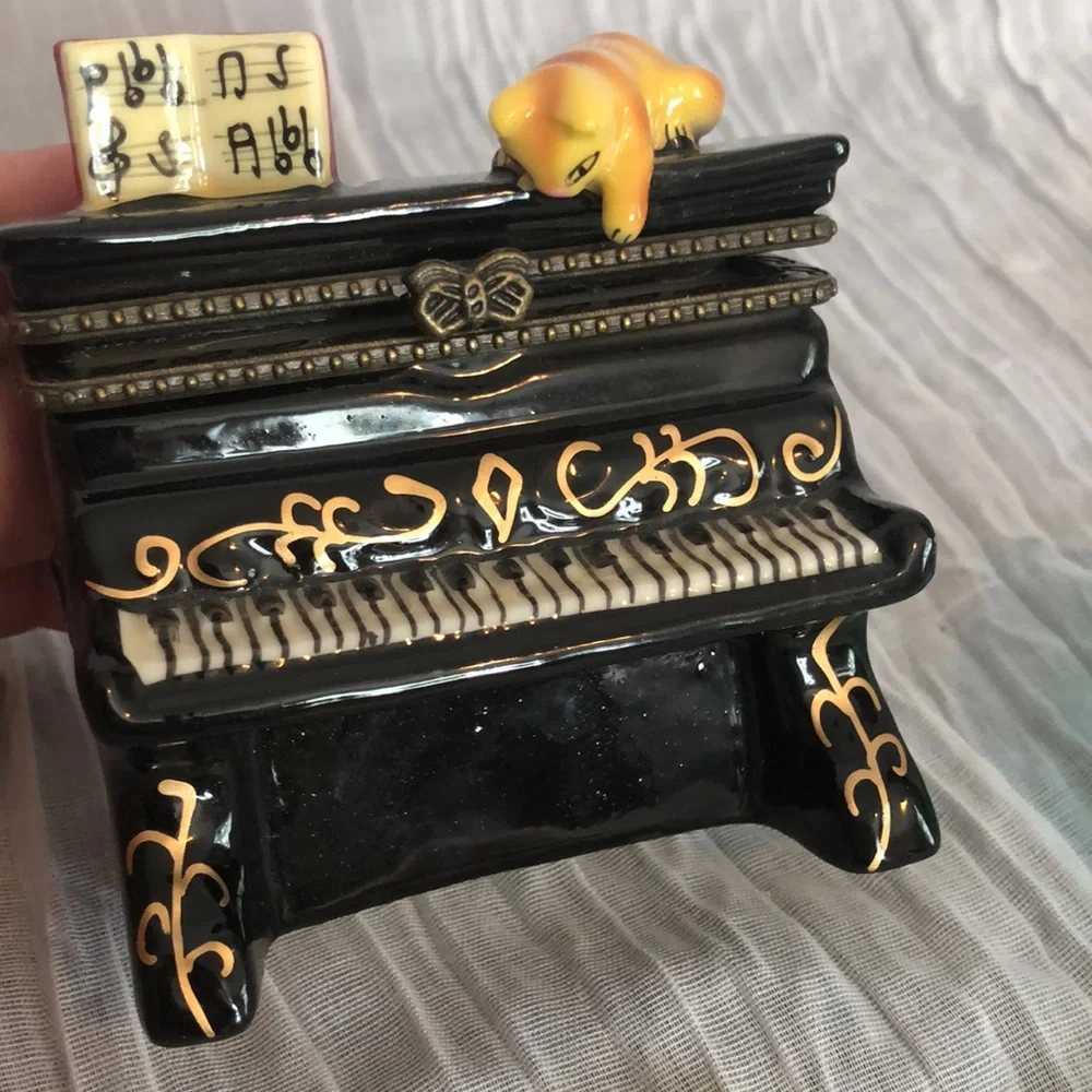 MUD PIE porcelain trinket boxes set Cat on top antique piano & Victorian chair - Picture 4 of 12